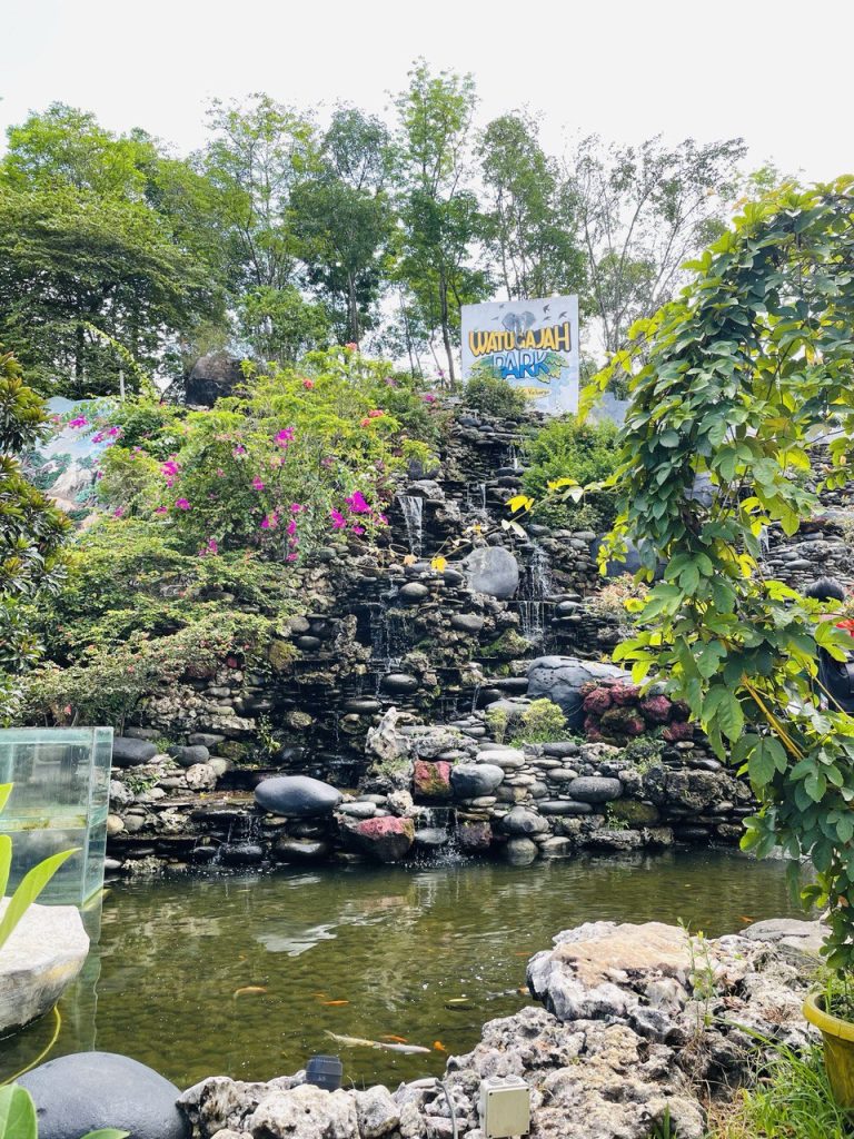 Taman-Bunga-Vertikal-Watu-Gajah-Park